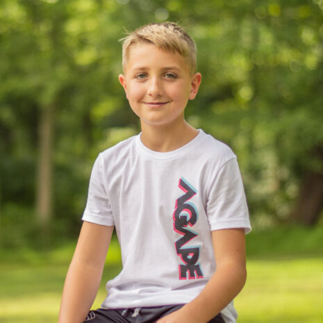 AGAPE-blur-tee-kids_Axel-outside-1 AGAPE-blur-tee-kids_Axel-outside-1